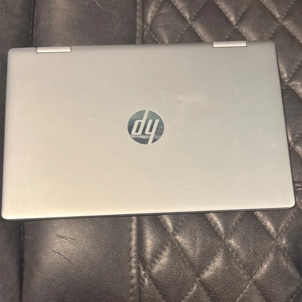USED HP LAPTOP WITH SMALL CRACK